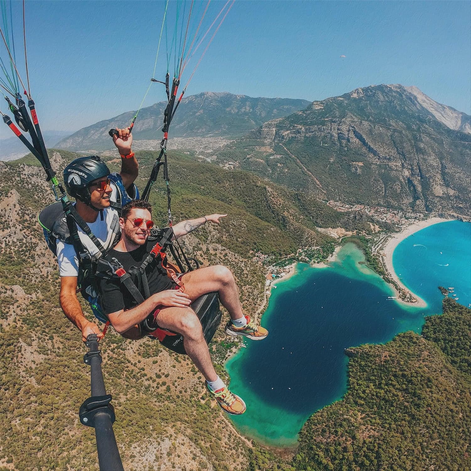 Akdeniz kıyısı boyunca tandem yamaç paraşütü