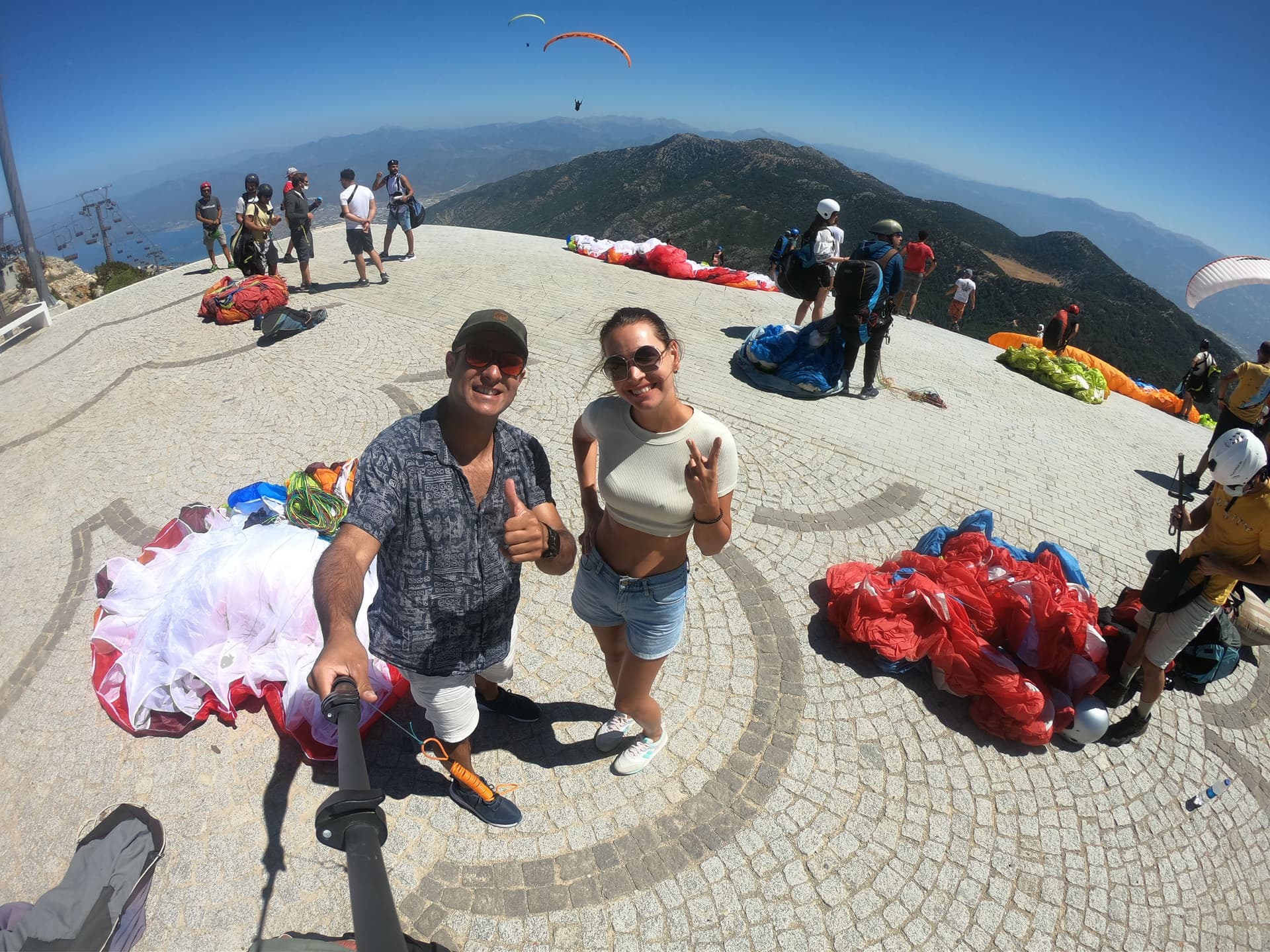 Ölüdeniz üzerinde sakin tandem uçuş