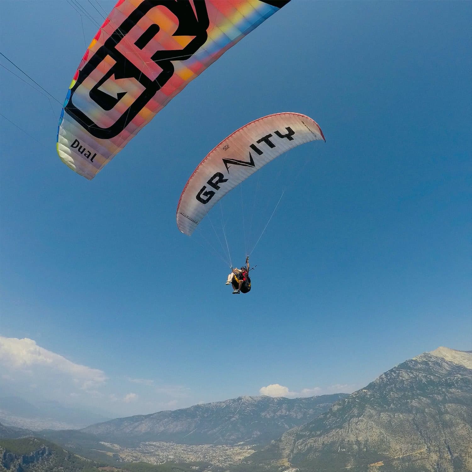 Ölüdeniz üzerinde sakin tandem uçuş
